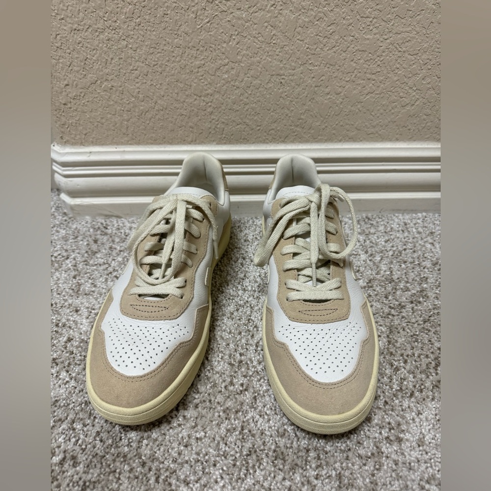 Veja - V90 leather sneaker